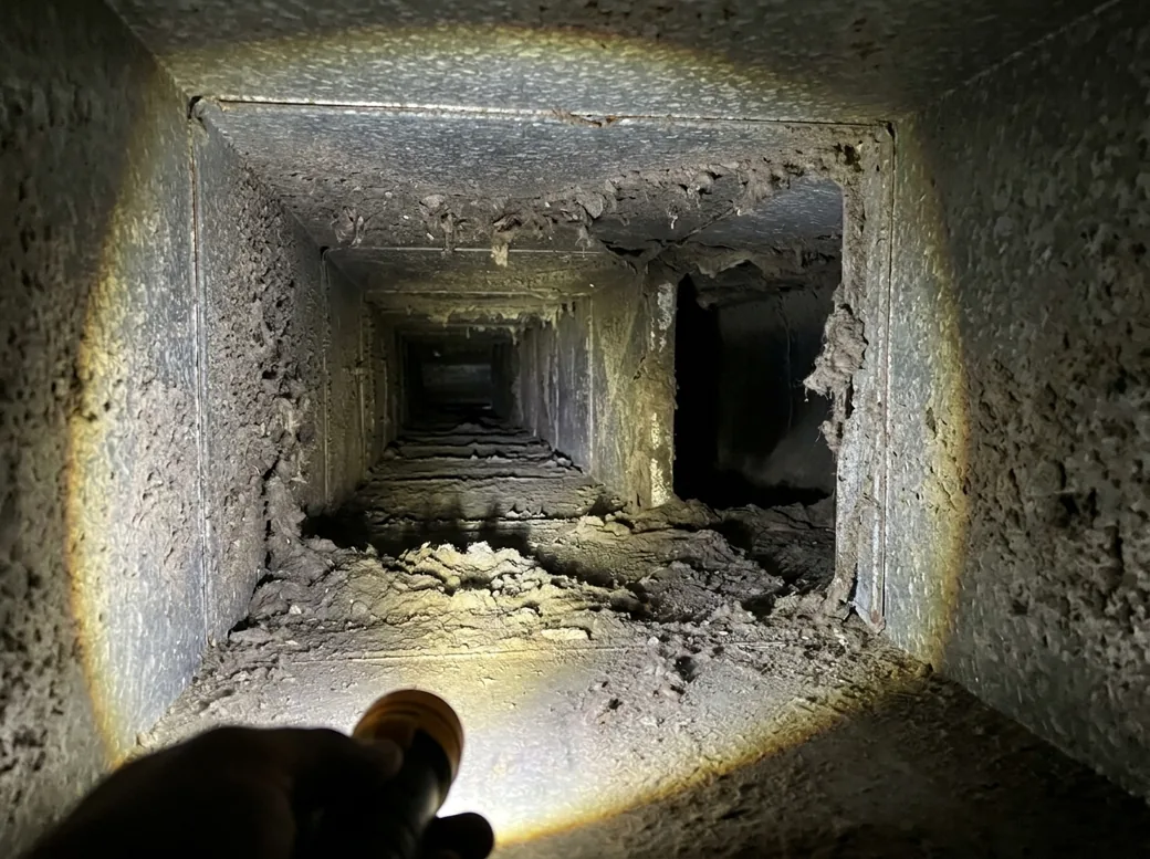 Ducto de aire antes de la limpieza, cubierto de polvo